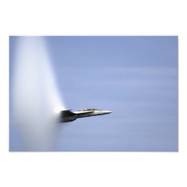 Ein F/A-18E Super Hornet erreicht die Geschwindigk Fotodruck (Vorne)