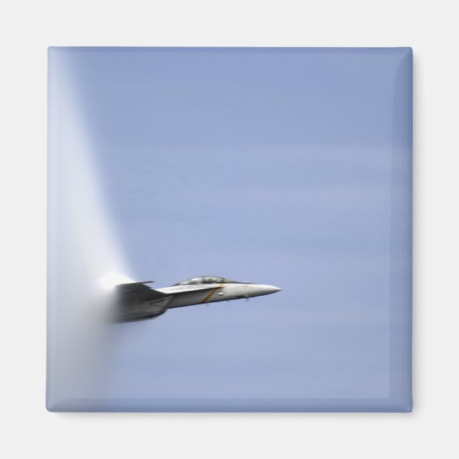 Ein F/A-18E Super Hornet erreicht die Geschwindigk Magnet (Vorne)