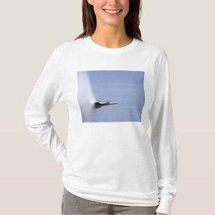 Ein F/A-18E Super Hornet erreicht die Geschwindigk T-Shirt