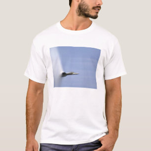 Ein F/A-18E Super Hornet erreicht die Geschwindigk T-Shirt