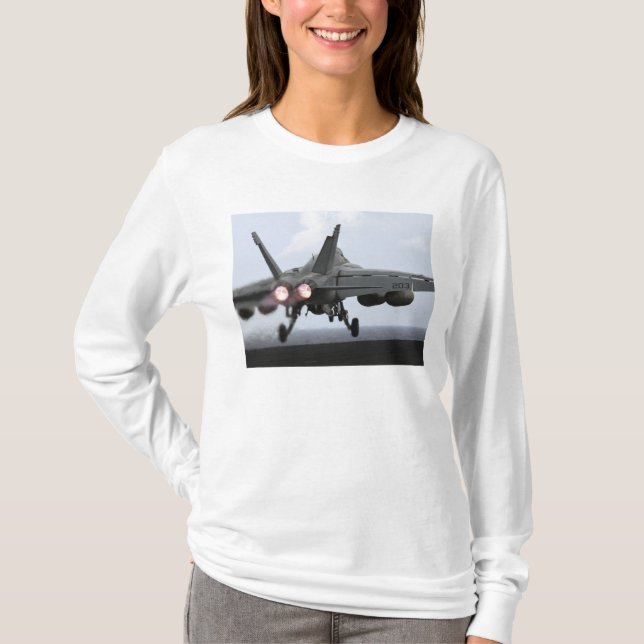Ein F/A-18E Super Hornet startet T-Shirt (Vorderseite)