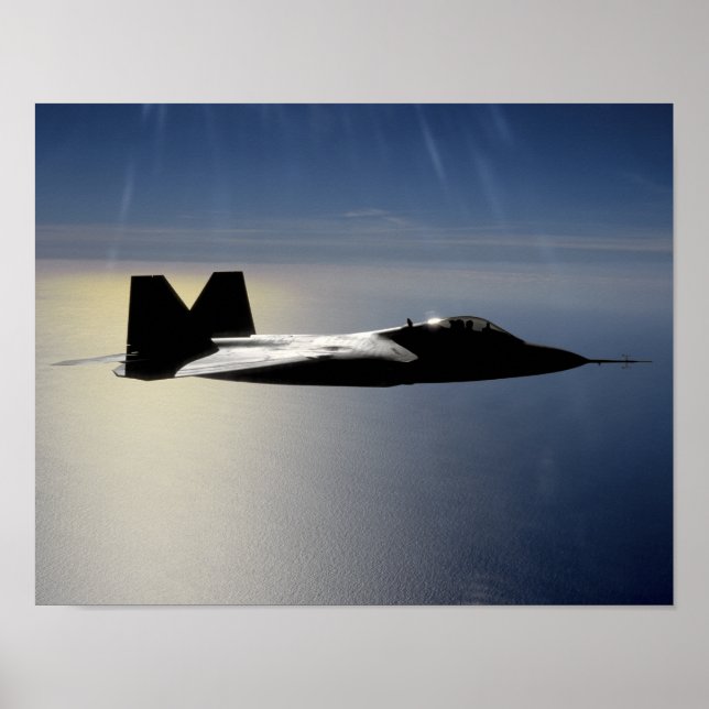 Ein F/A-22 Raptor fliegt eine Ausbildungsmission 2 Poster (Vorne)