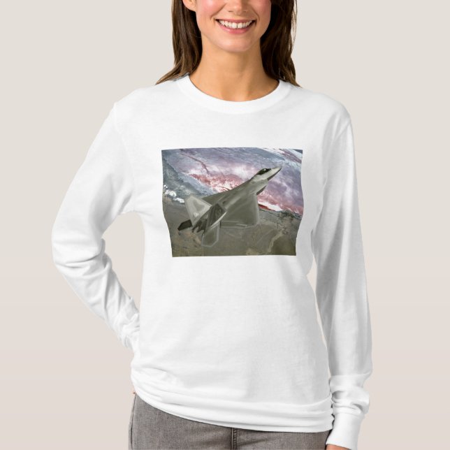 Ein F/A-22 Raptor fliegt eine Trainingsmission T-Shirt (Vorderseite)