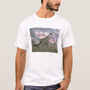 Ein F/A-22 Raptor fliegt eine Trainingsmission T-Shirt