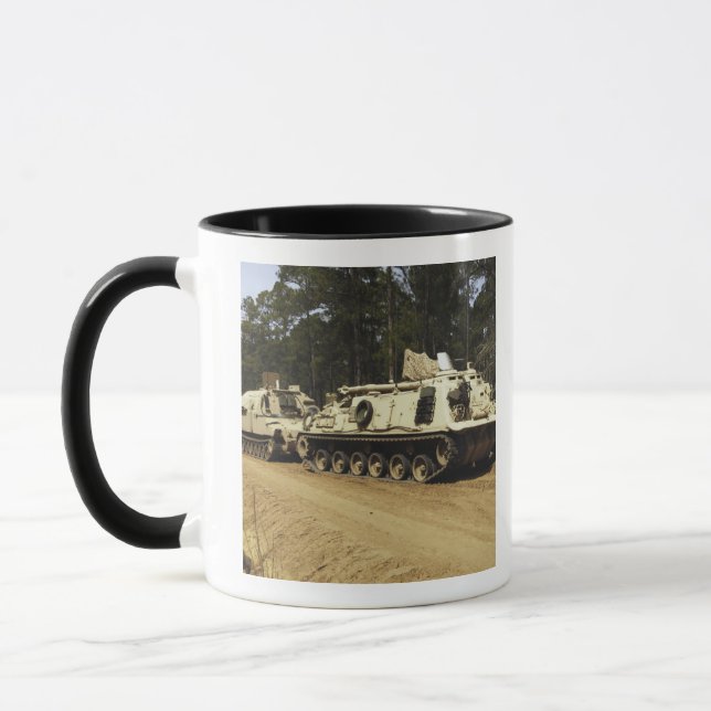 Ein Fahrzeug der Erholung M-88 beginnt mit dem Zie Tasse (Links)