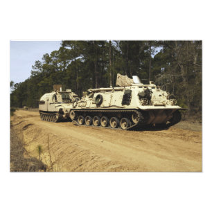 Ein Fahrzeug der Erholung M-88 fängt an, ein M992 Fotodruck