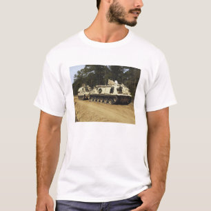 Ein Fahrzeug der Erholung M-88 fängt an, ein M992 T-Shirt