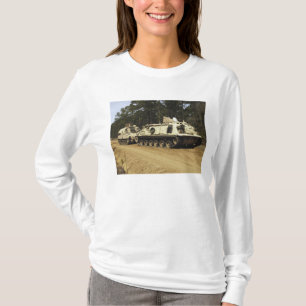 Ein Fahrzeug der Erholung M-88 fängt an, ein M992 T-Shirt