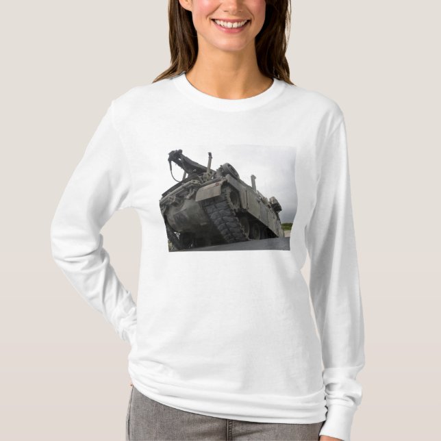 Ein Fahrzeug der Herkules-Erholung M88A2 T-Shirt (Vorderseite)