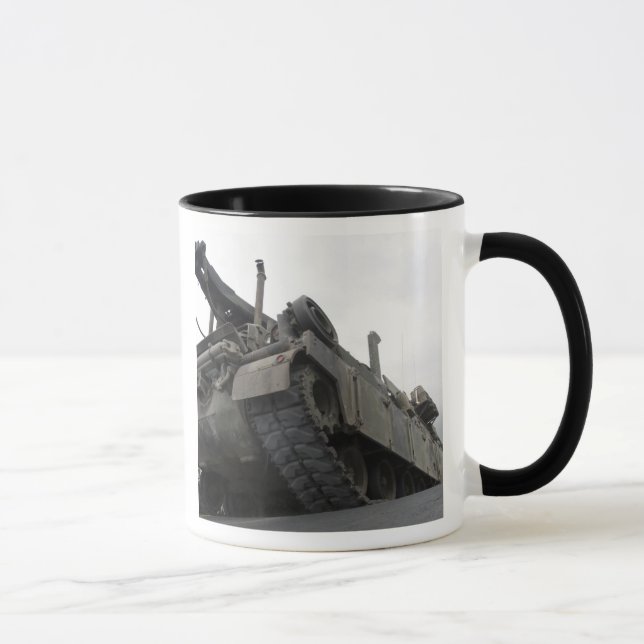 Ein Fahrzeug der Herkules-Erholung M88A2 Tasse (Rechts)