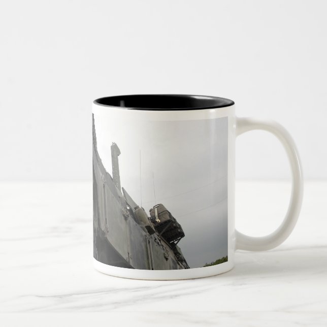Ein Fahrzeug der Herkules-Erholung M88A2 Zweifarbige Tasse (Rechts)