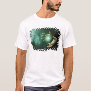 Ein Fantasie-Zauberer, der Magie mit seinen Hände T-Shirt