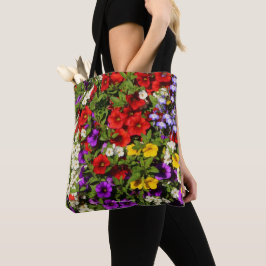 Ein farbenfroher Korb der jährlichen Blume im Somm Tasche