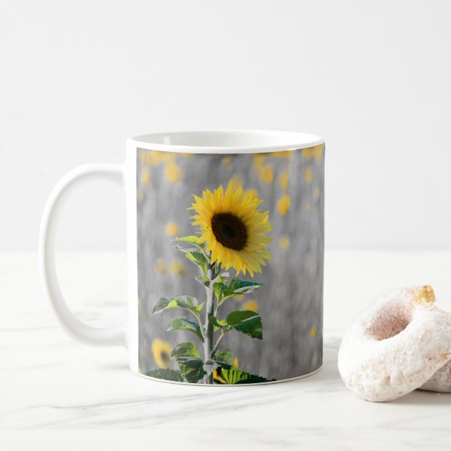 Ein Feld der Sonnenblumen in Schwarz und Weiß Kaffeetasse (Mit Donut)