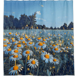 Ein Feld voller blühender Kampomilen Duschvorhang