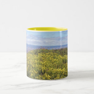 Ein Feld von Butter und von Ei-Tasse Zweifarbige Tasse