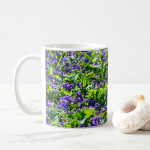 Ein Feld von Violetten Kaffeetasse
