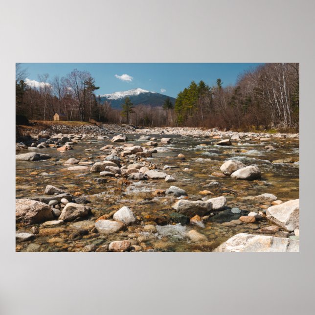 Ein fließender Fluss mit klarem Wasser, der wi fli Poster (Vorne)