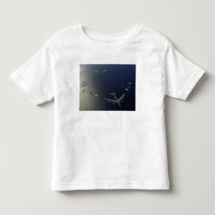 Ein Flugzeug 2 der US-Luftwaffe B-52 Kleinkind T-shirt