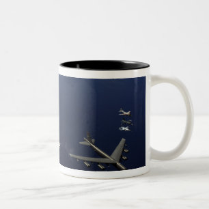 Ein Flugzeug 3 der US-Luftwaffe B-52 Zweifarbige Tasse