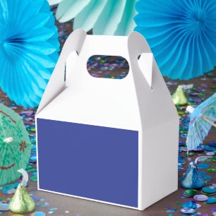 ein Flugzeug, das mit einem blauen Hintergrund in  Geschenkschachtel