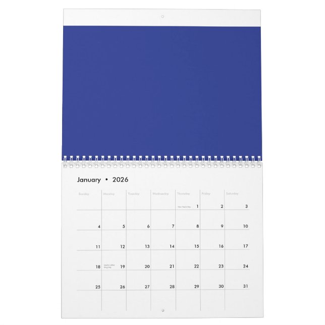 ein Flugzeug, das mit einem blauen Hintergrund in  Kalender (Jan 2026)