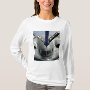 Ein Flugzeug des Geistes B-2, das in Position T-Shirt