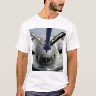 Ein Flugzeug des Geistes B-2, das in Position T-Shirt