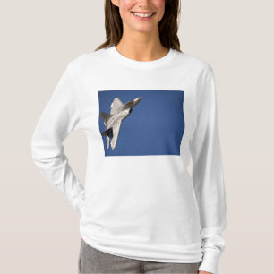 Ein Flugzeug des Raubvogels F-22 T-Shirt