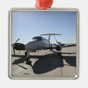 Ein Flugzeug UC-12F Königs Air Silbernes Ornament