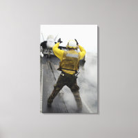 Ein Flugzeugführer signalisiert ein F/A-18C Hornet