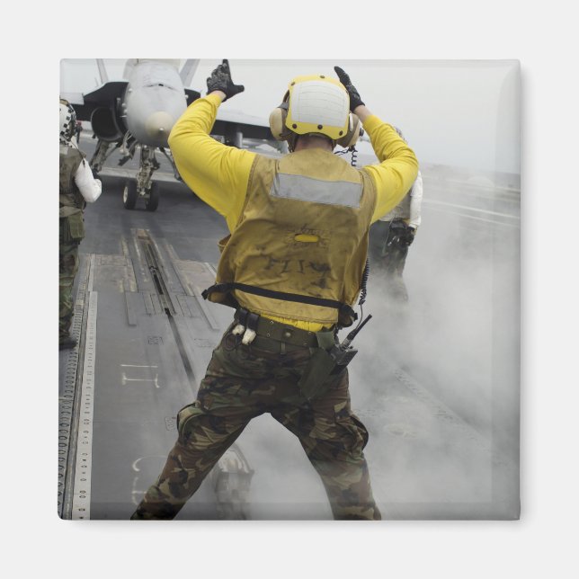 Ein Flugzeugführer signalisiert ein F/A-18C Hornet Magnet (Vorne)