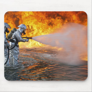 Ein Flugzeugrettungs-Feuerbekämpfungsteam Mousepad