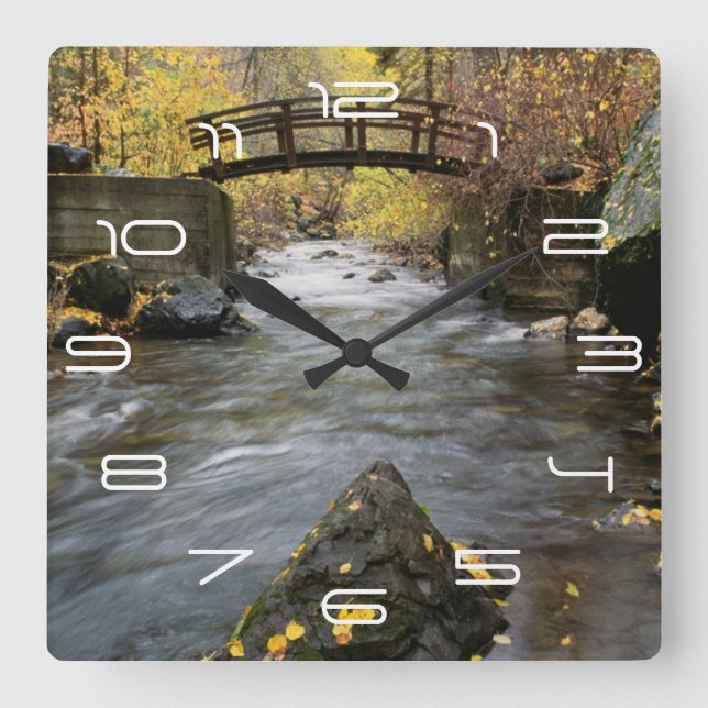 Ein Fluss, der durch den American Fork Canyon flie Quadratische Wanduhr (Vorderseite)