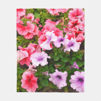 Ein Foto der Natur ist eine wunderschöne Petunia-B Fleecedecke
