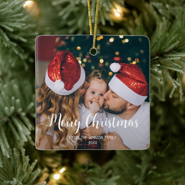 Ein Foto Frohe Weihnachtskalligraphie weiß Keramikornament (Baum)