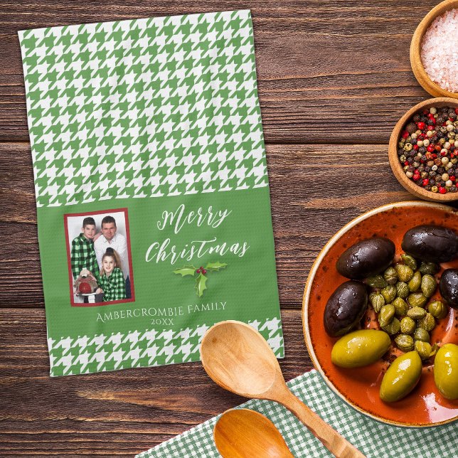 Ein Foto Holiday Green und White Hahnentrittmuster Geschirrtuch (Wonderful Christmas kitchen towel to display during the holidays or to give as gifts.)