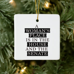 Ein Frauenplatz befindet sich im Haus und im Senat Keramikornament
