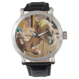 Ein freundliches Kamel erwartet seinen nächsten Fa Armbanduhr