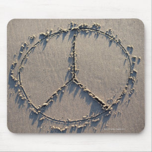 Ein Friedenszeichen gezeichnet im Sand Mousepad
