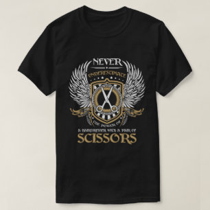 Ein Friseur mit einem Paar Scheren T-Shirt