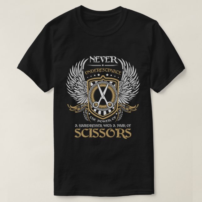 Ein Friseur mit einem Paar Scheren T-Shirt (Design vorne)
