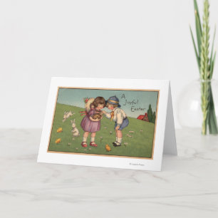 Ein frohes EasterKids, das ein Häschen hält Feiertagskarte