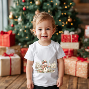 ein fröhlicher Weihnachts-Schneemann auf der Straß Baby T-shirt