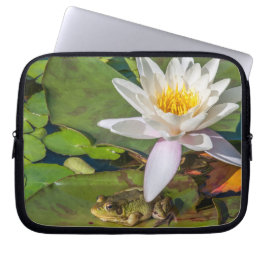 Ein Frosch unter einer Seeroseblume Laptopschutzhülle