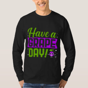 Ein Fruchtanhänger für den Weintrauben T-Shirt