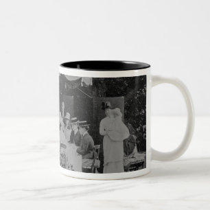 Ein Frühstücks-Party bei Osbourne Zweifarbige Tasse