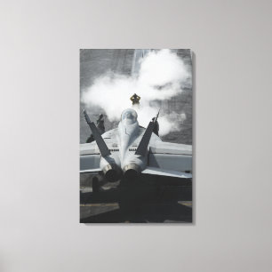 Ein Führerraumdirektor signalisiert einem F/A-18F Leinwanddruck