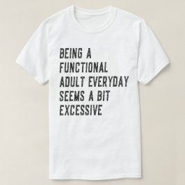 Ein funktioneller Erwachsener im alltäglichen Erwa T-Shirt