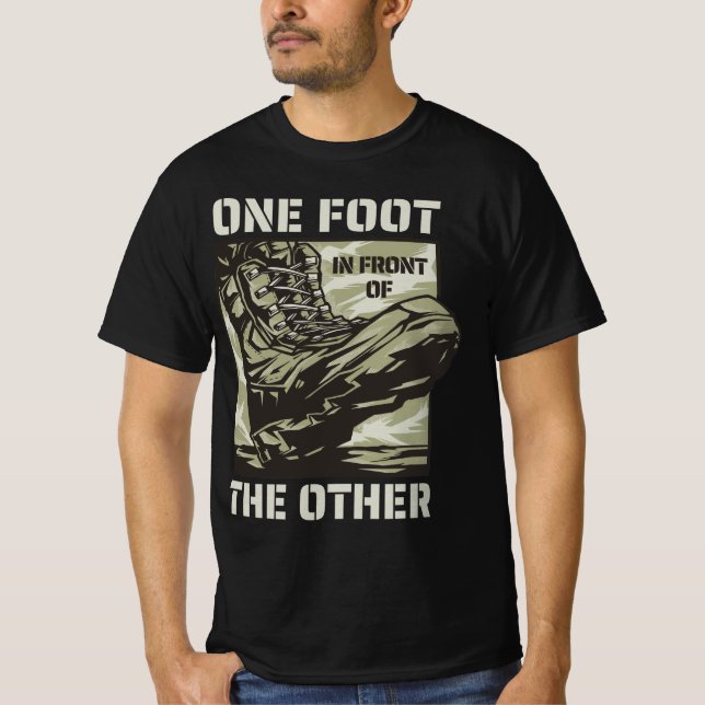 Ein Fuß vor dem Anderen - Militärmotto T-Shirt (Vorderseite)